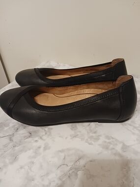 Vionic Women's Black Leather Ballet Flats with Cushioned Insole